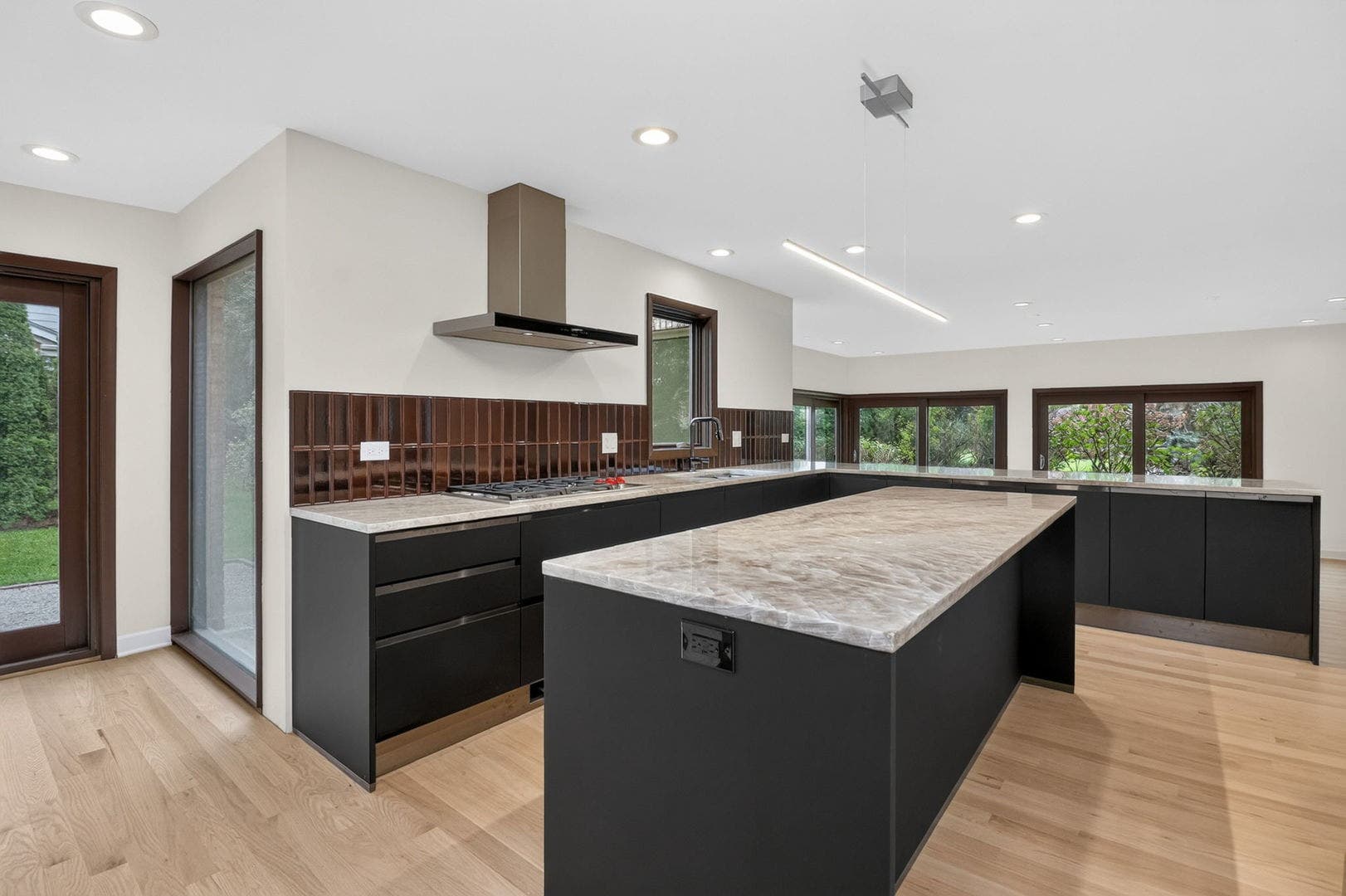42 Royal Vale Drive, Oak Brook, IL 60523 The tile backsplash complements the nearby Chicago