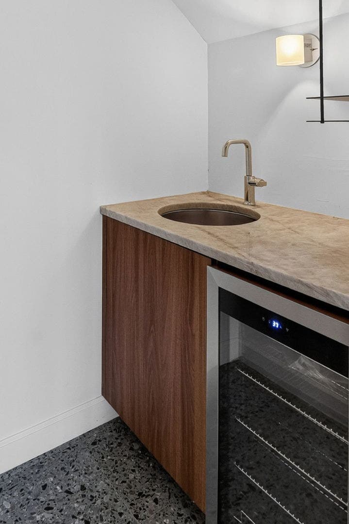 42 Royal Vale Drive, Oak Brook, IL 60523 The wet bar alcove off of the Living Room was also