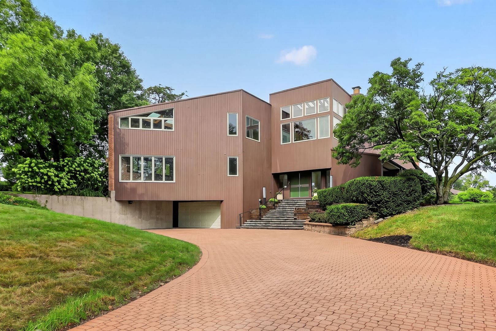 42 Royal Vale Drive, Oak Brook, IL 60523 The attached 2.5-car garage is finished, heated, a