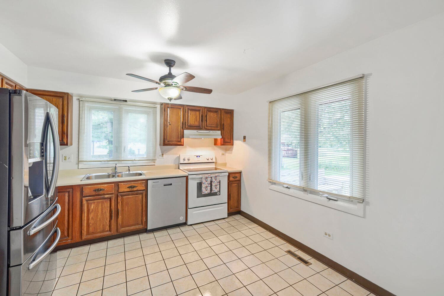 98 Brookside Drive, Elgin, IL 60123 98 Brookside Drive, Elgin, IL 60123
