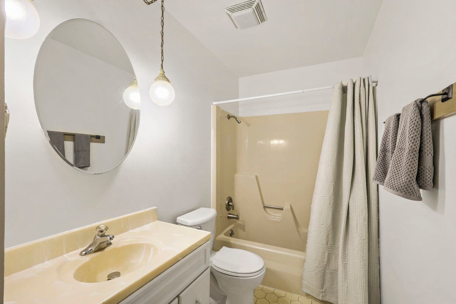 98 Brookside Drive, Elgin, IL 60123 98 Brookside Drive, Elgin, IL 60123