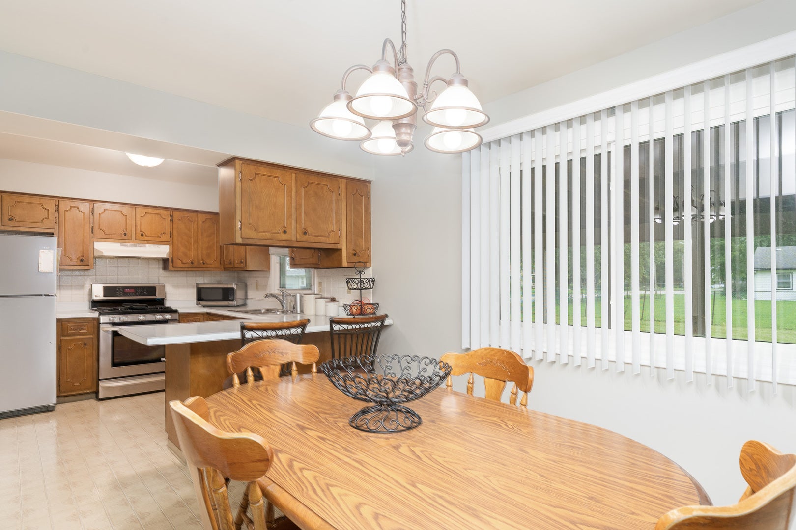 1098 Karner Drive, Joliet, IL 60433 Kitchen and eating area combo