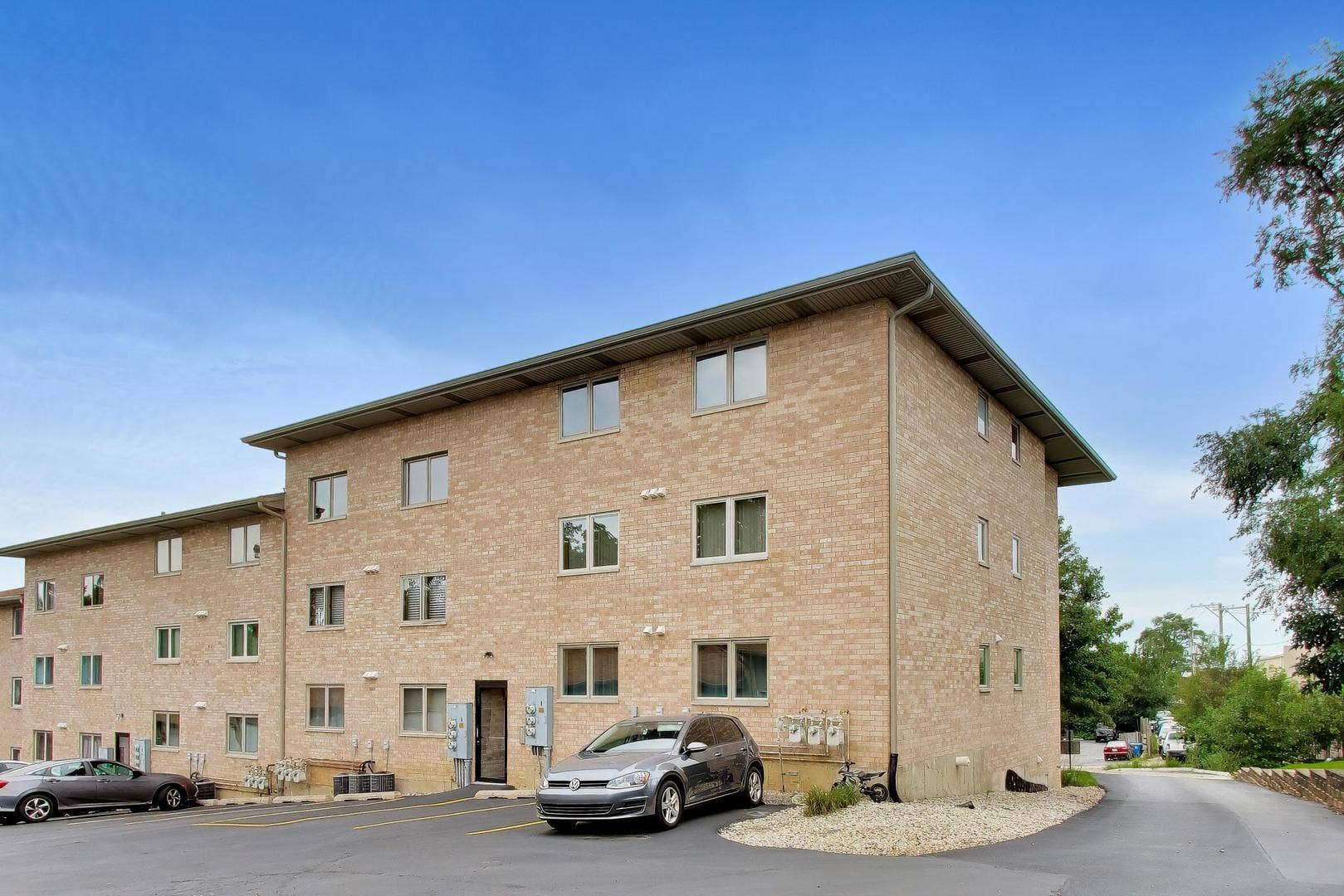 4401 Pershing Avenue, #2N, Downers Grove, IL 60515