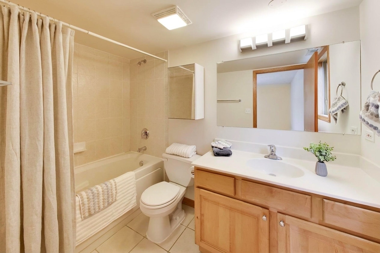 4401 Pershing Avenue, #2N, Downers Grove, IL 60515