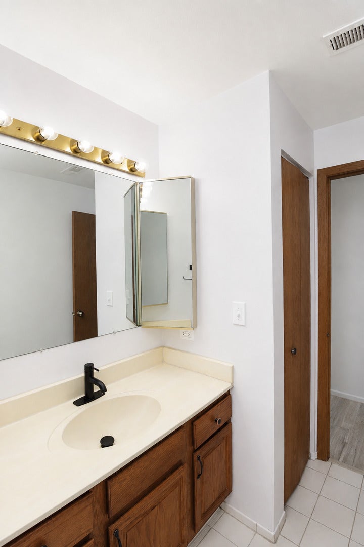 15 Creekside Circle, #C, Elgin, IL 60123 15 Creekside Circle, #C, Elgin, IL 60123