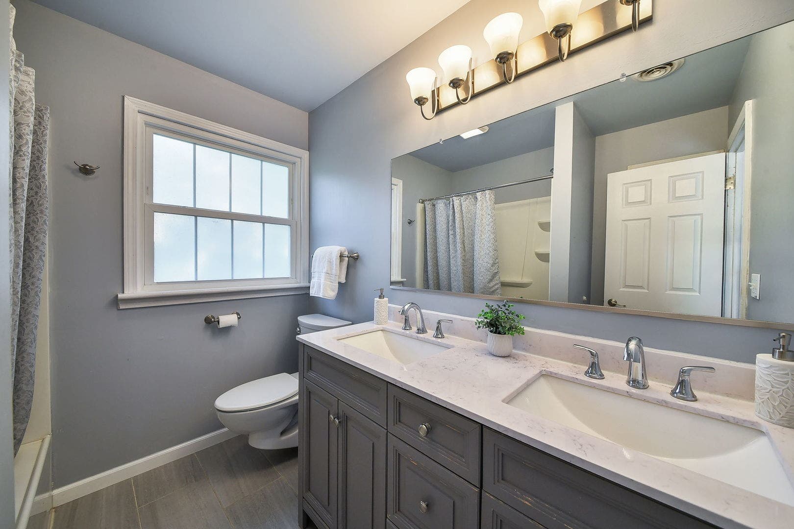 1125 Forest Drive, Elgin, IL 60123 updated hall bath