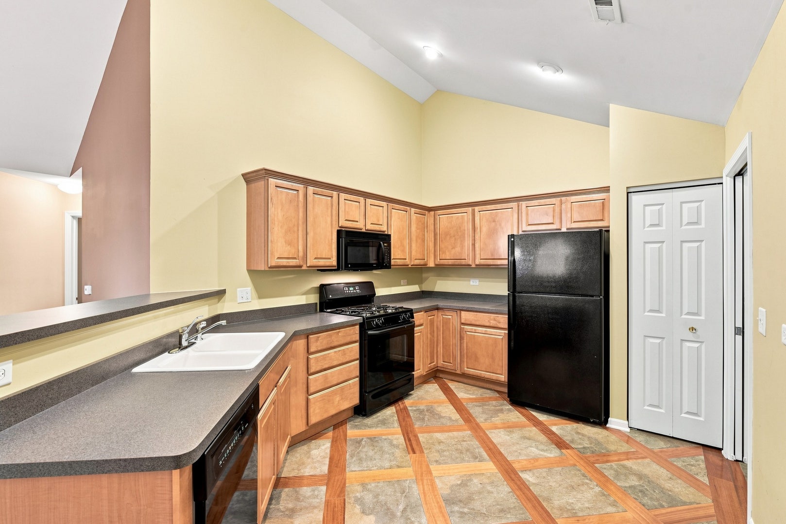 3335 Timbers Edge Circle, Joliet, IL 60431 Kitchen from a different angle, pantry