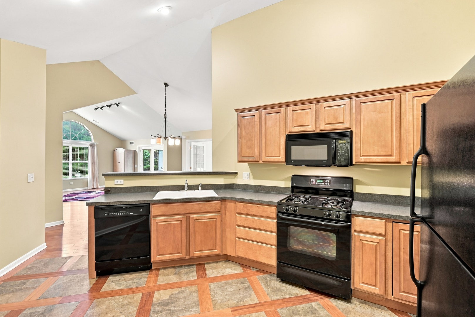 3335 Timbers Edge Circle, Joliet, IL 60431 Large maple kitchen
