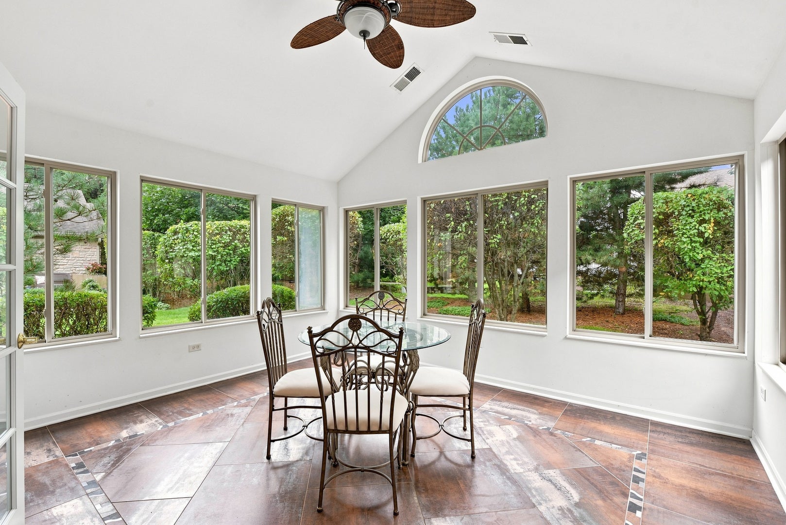 3335 Timbers Edge Circle, Joliet, IL 60431 Gorgeous sunroom with vaulted ceiling.