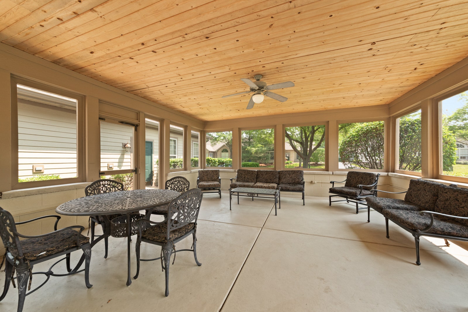 3335 Timbers Edge Circle, Joliet, IL 60431 Screened-in patio for Resonance by the clubhouse