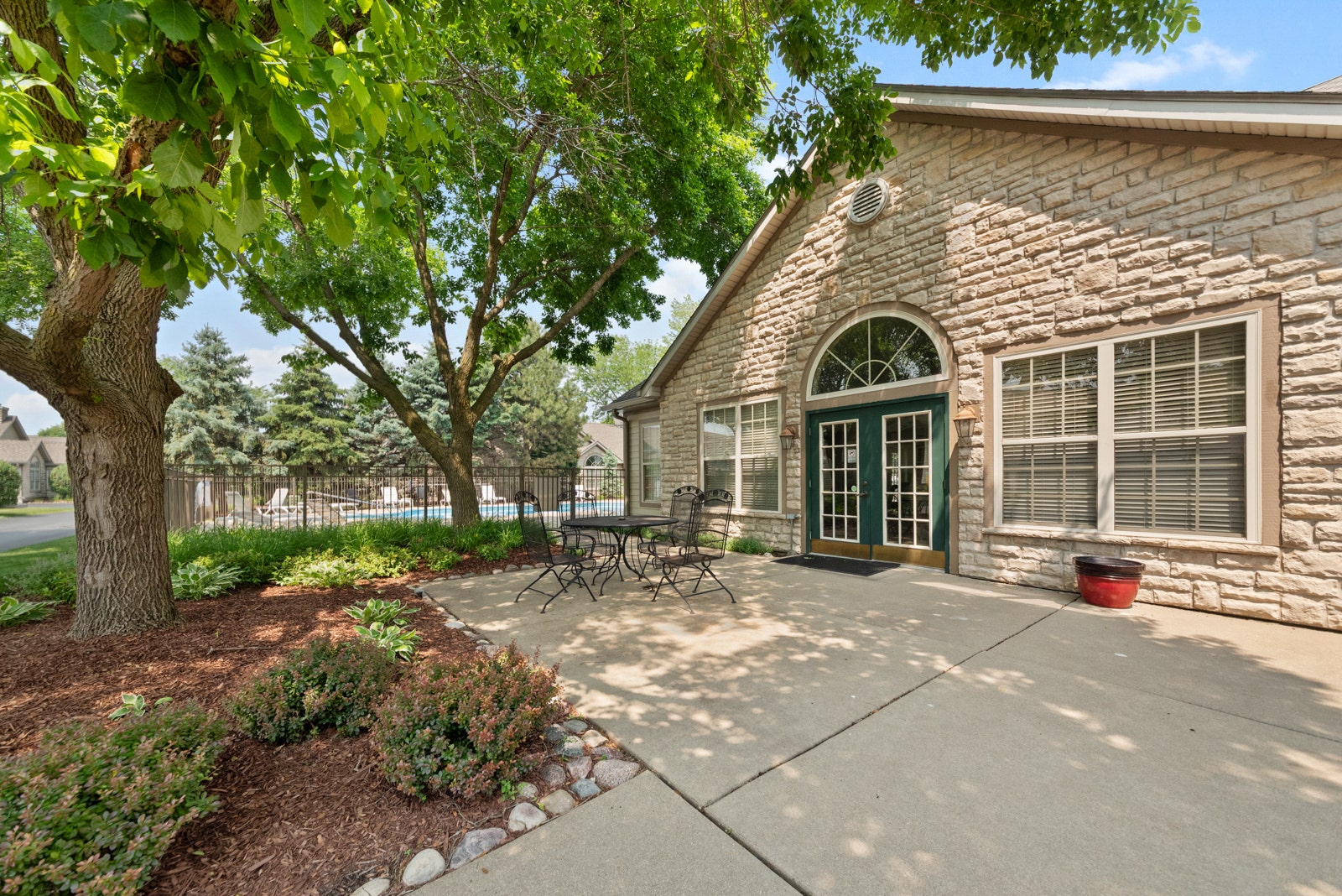 3335 Timbers Edge Circle, Joliet, IL 60431 A shaded patio by the pool
