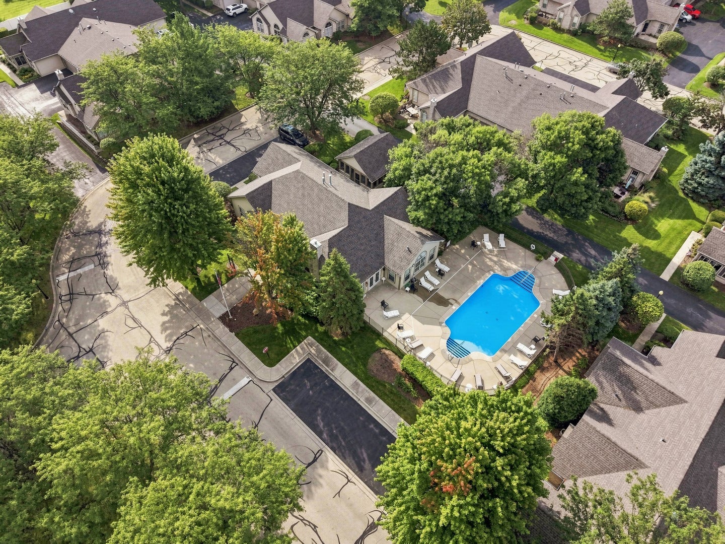 3335 Timbers Edge Circle, Joliet, IL 60431 Aerial view of the neighborhood and the amenities.