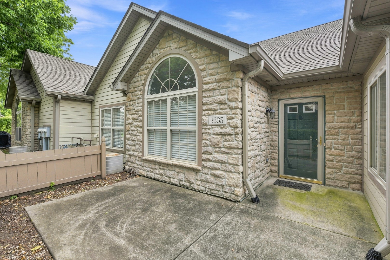 3335 Timbers Edge Circle, Joliet, IL 60431 Private patio