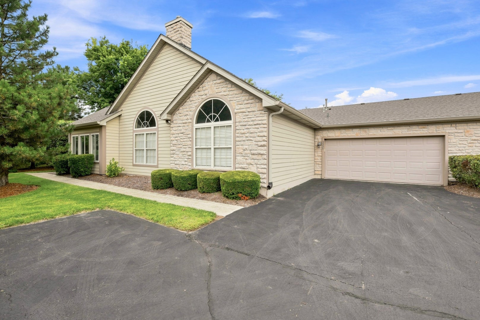 3335 Timbers Edge Circle, Joliet, IL 60431 Welcome to 3335 Timbers Edge Circle, Joliet. - One