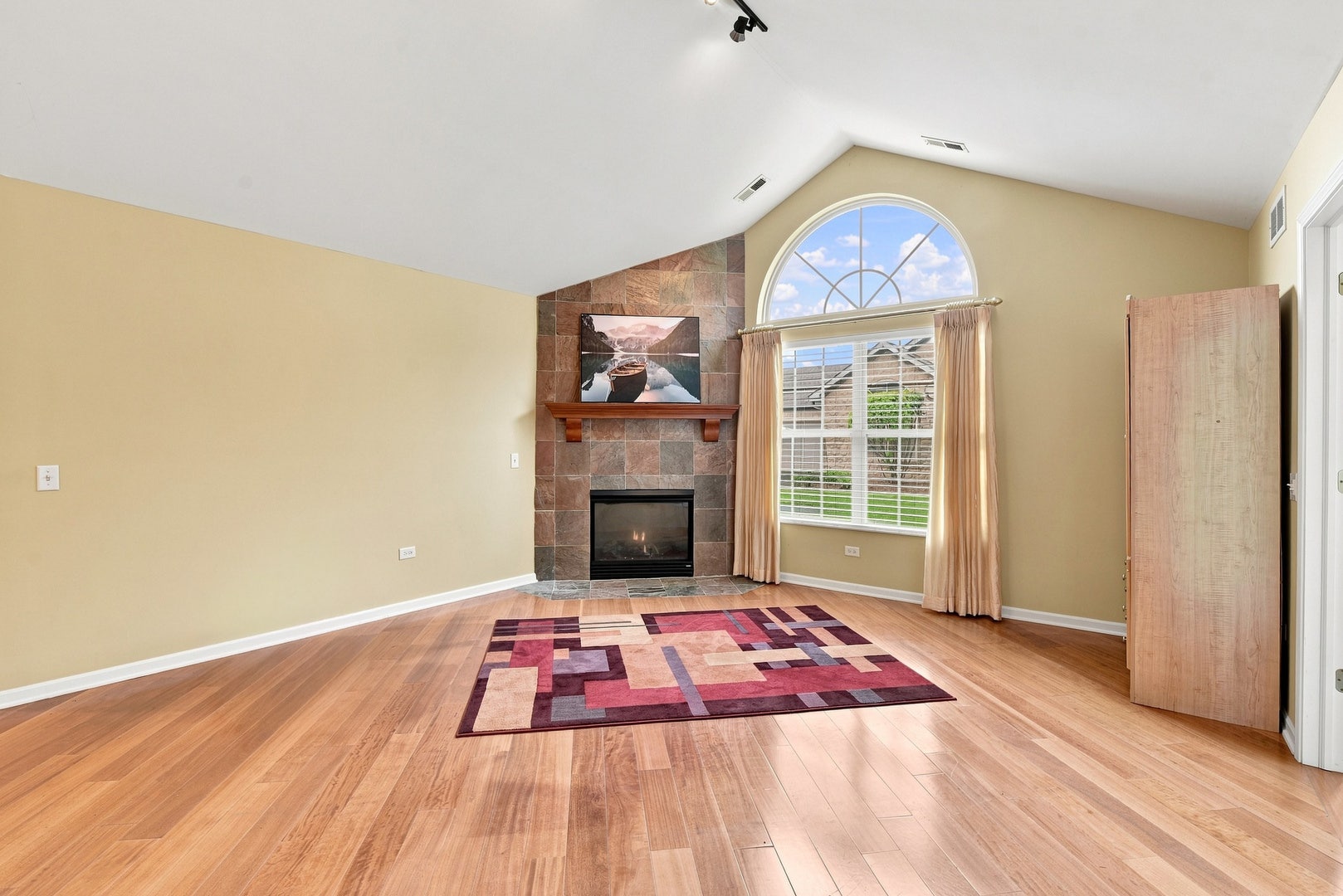 3335 Timbers Edge Circle, Joliet, IL 60431 Beautiful living room with vaulted ceiling.