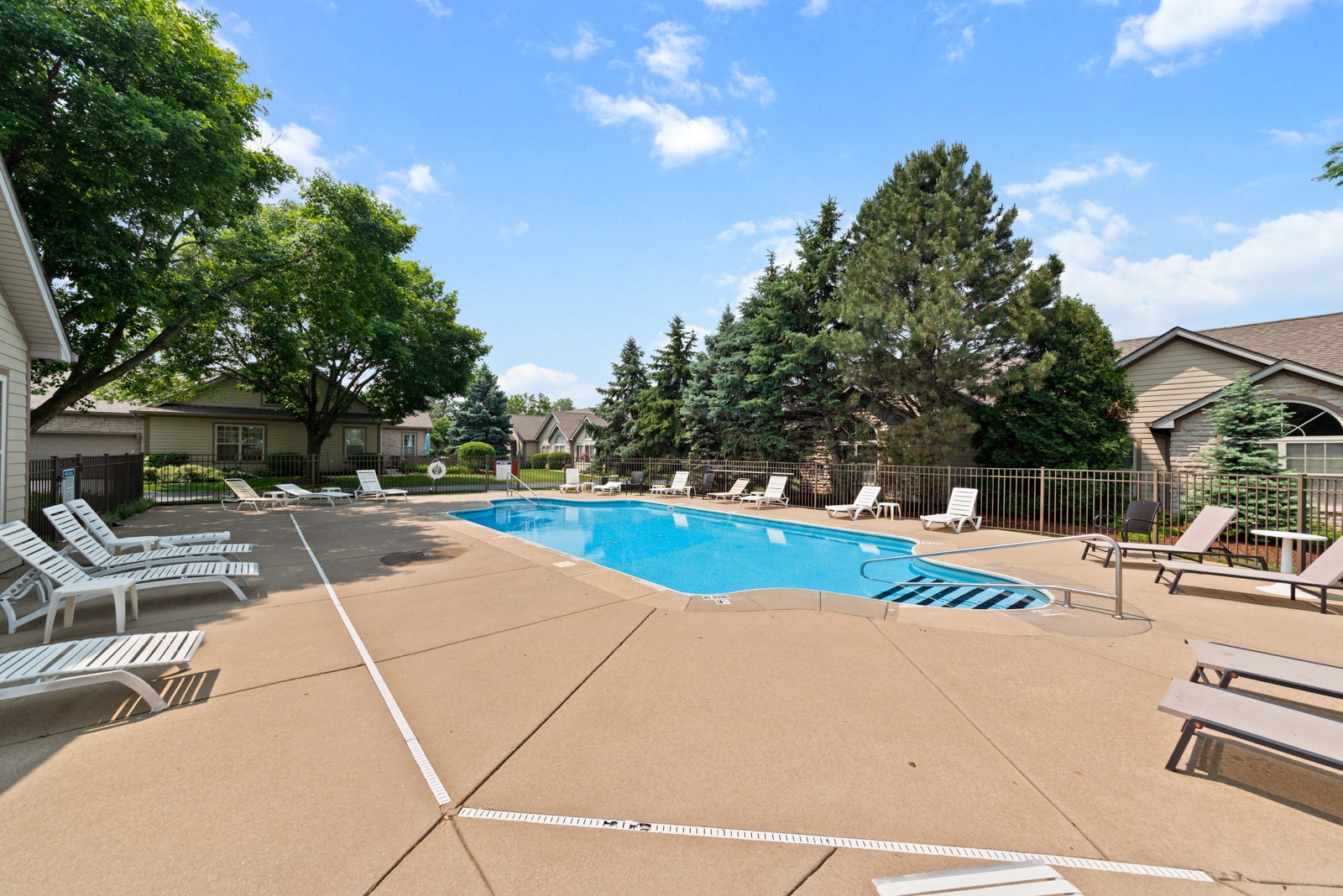 3335 Timbers Edge Circle, Joliet, IL 60431 Pool and pool deck