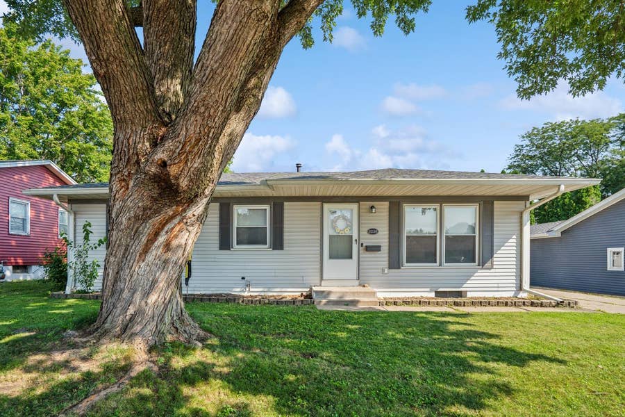 Property photo for 3236 W Dover Court, Davenport, IA