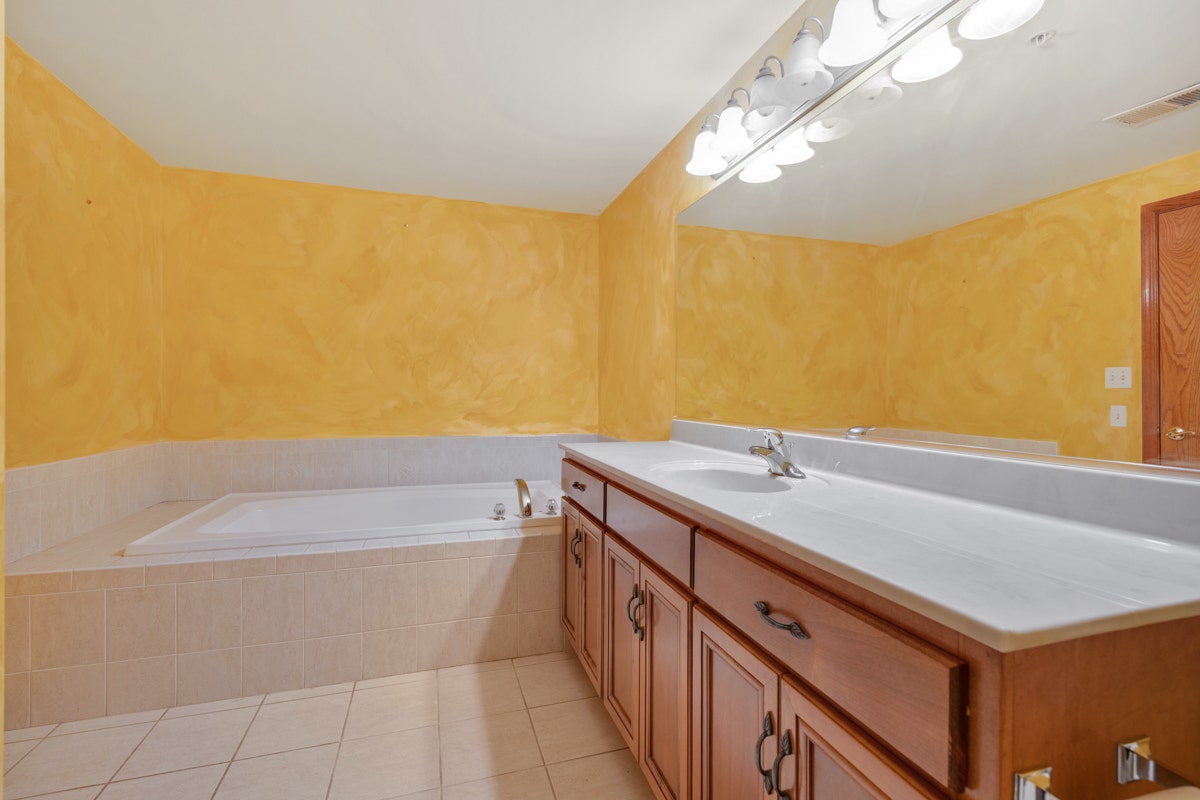 18650 Pine Lake Drive, #1D, Tinley Park, IL 60477