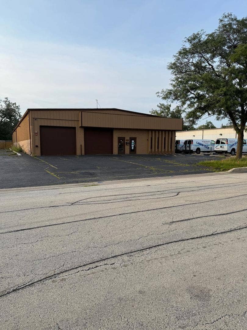 7330 Duvan Drive, Tinley Park, IL 60477 7330 Duvan Drive, Tinley Park, IL 60477