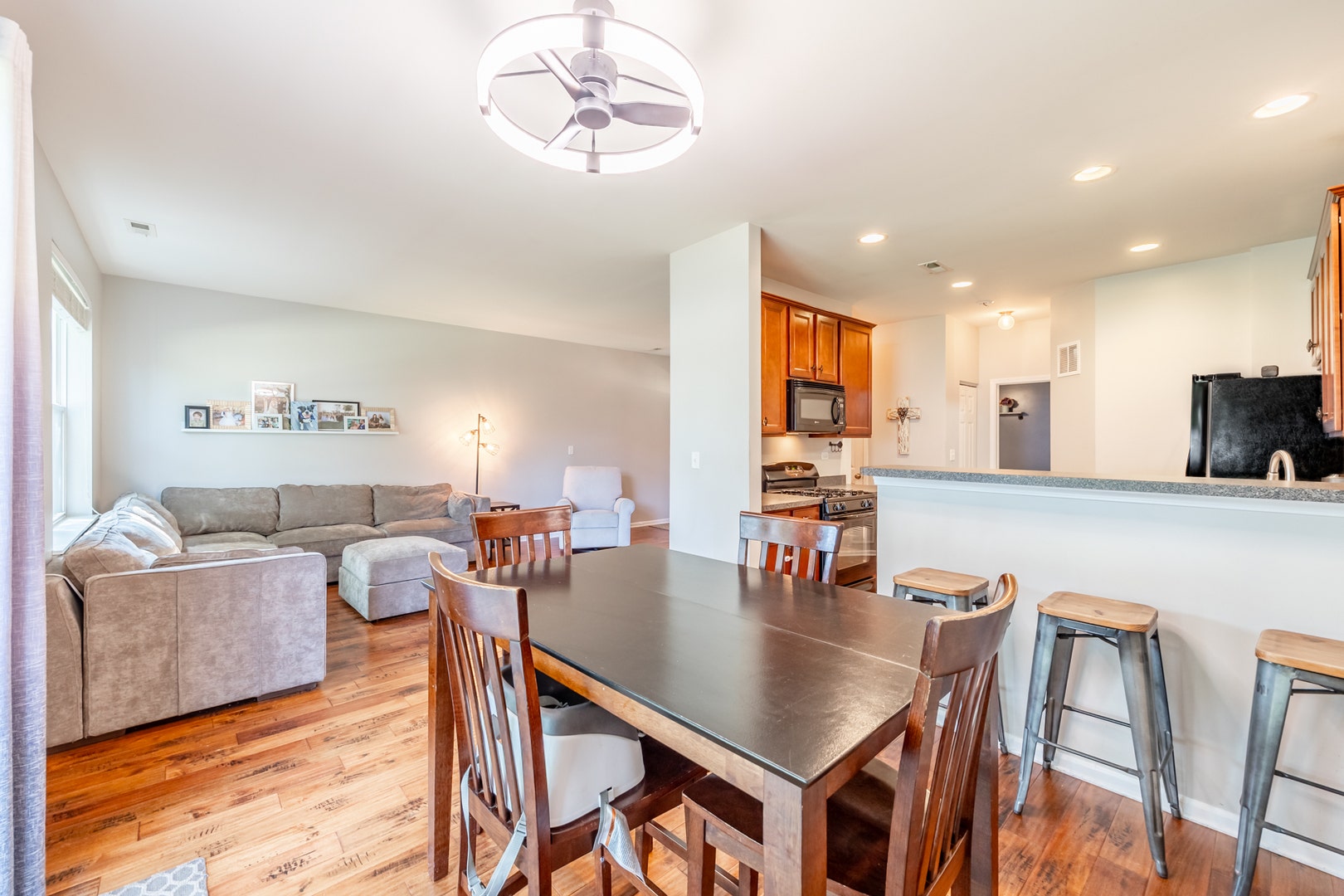 3167 Pearl Street, Elgin, IL 60124 3167 Pearl Street, Elgin, IL 60124