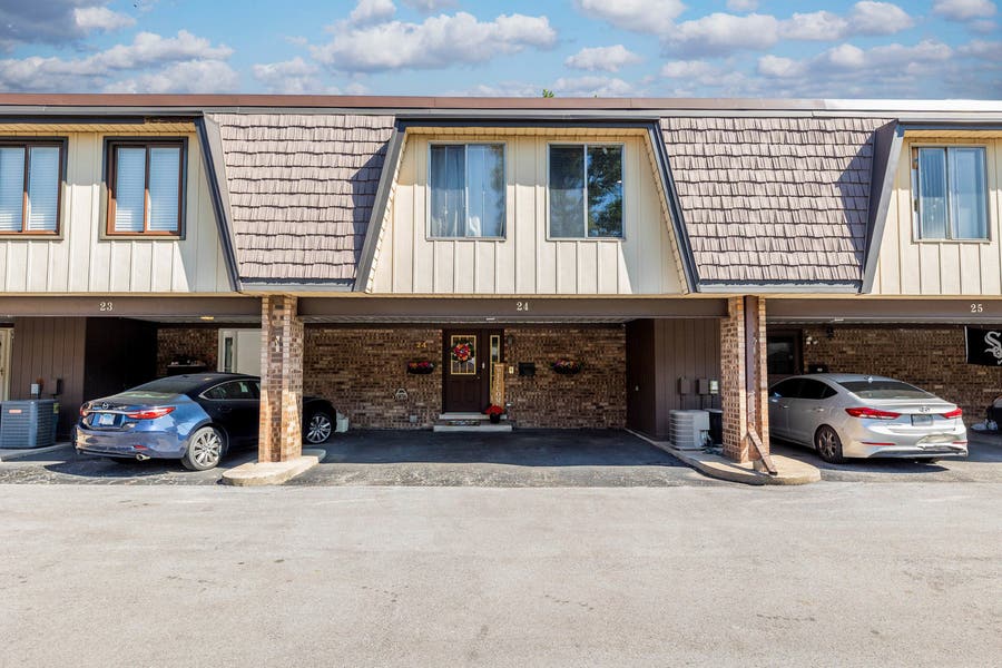 Property photo for 24 Cour Madeleine Court, Palos Hills, IL