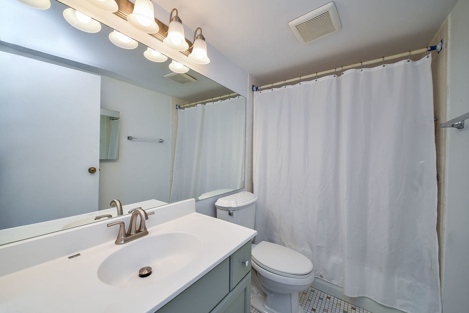 5125 Blodgett Avenue, #218T, Downers Grove, IL 60515 5125 Blodgett Avenue, #218T, Downers Grove, IL 60515