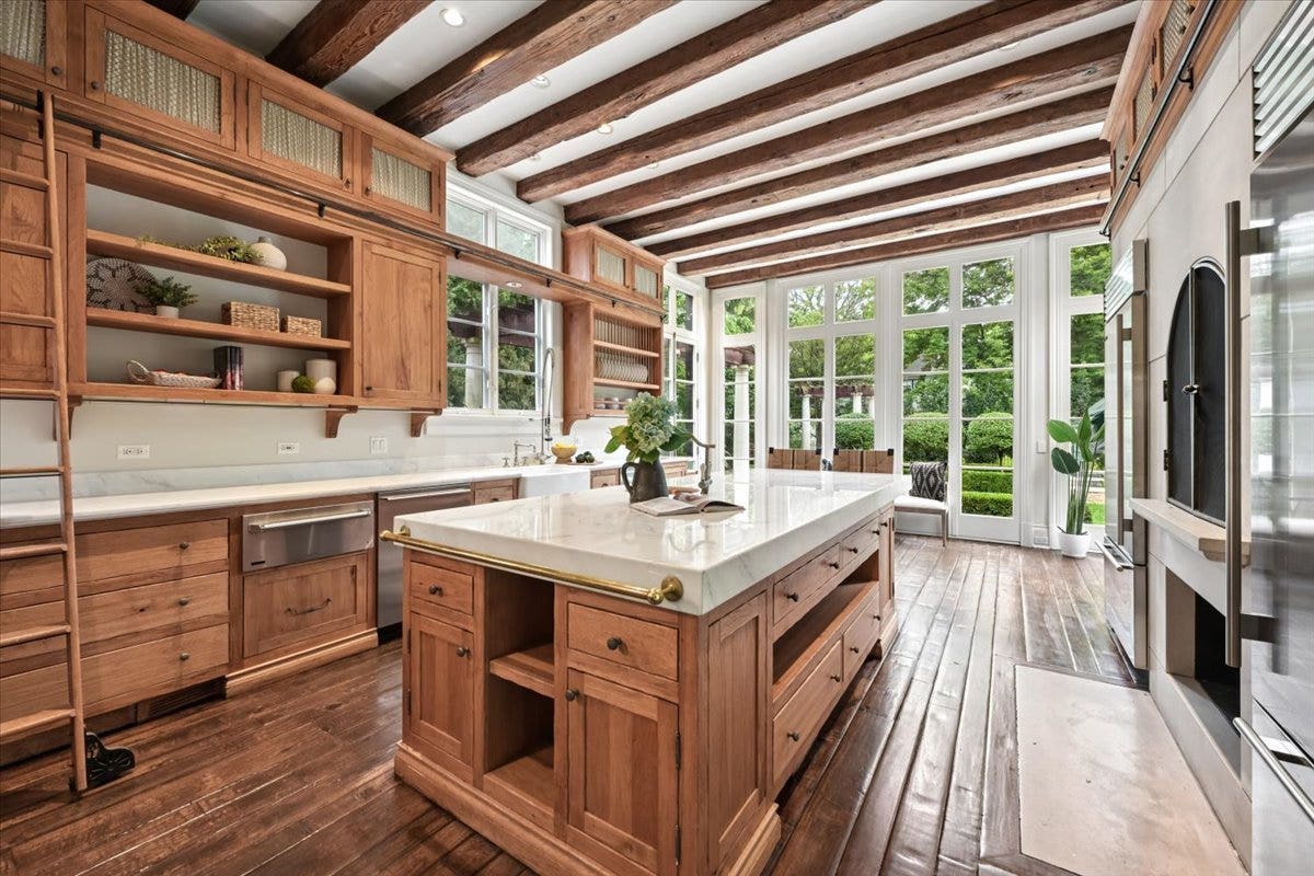 Kitchen Features: Oversized Ceilings, Marble Count
