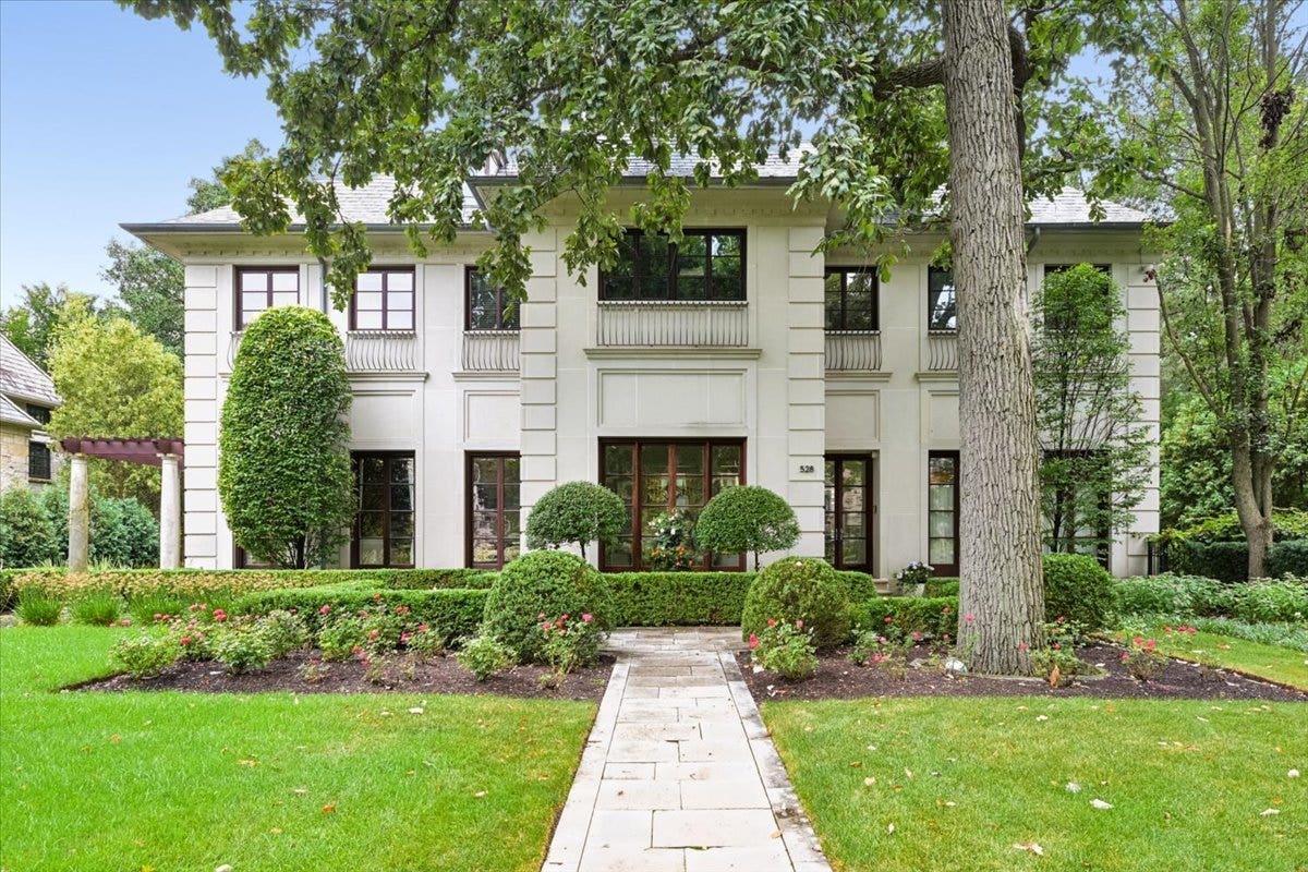 Welcome to perfection in this Paul Konstant design
