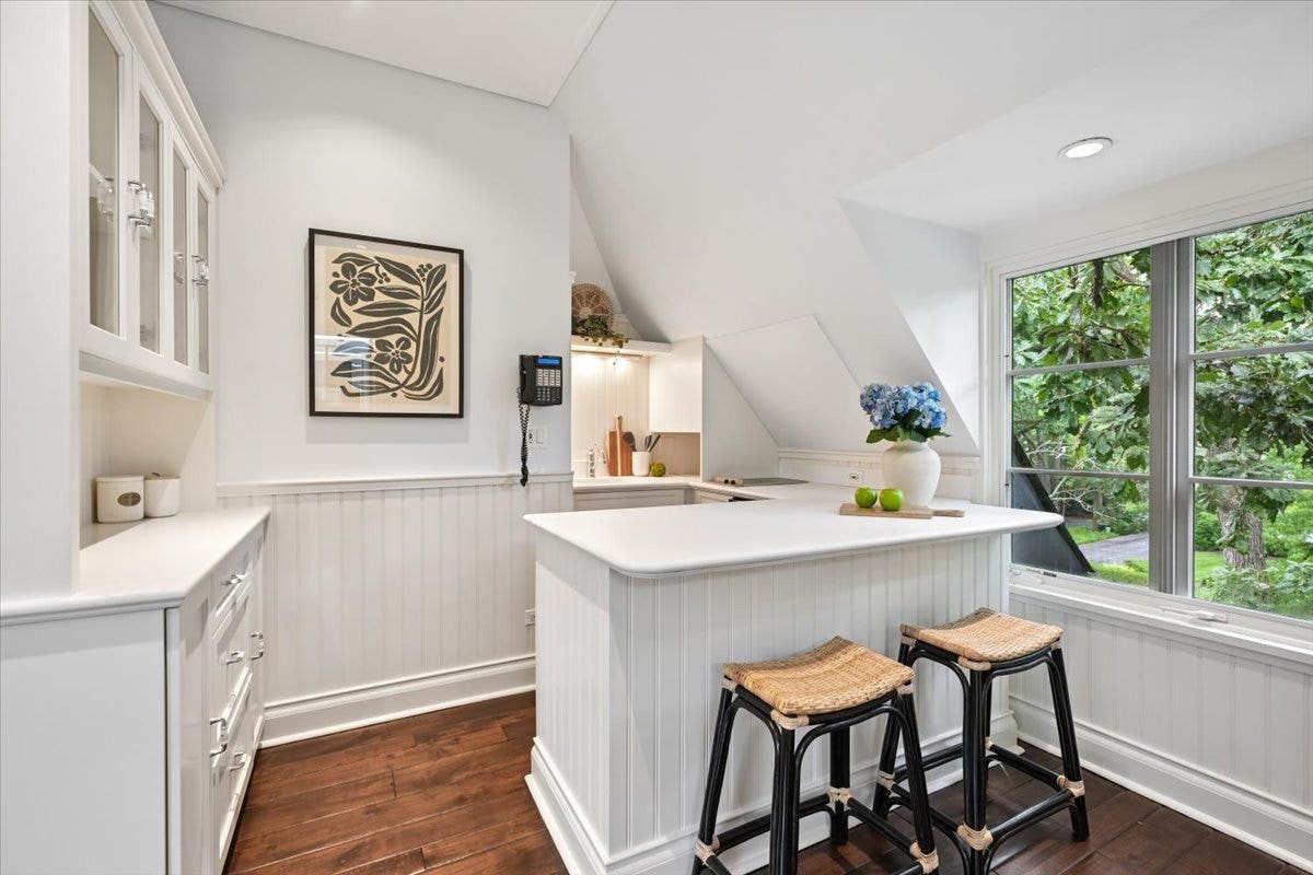 The 3rd floor has a separate kitchen area and full