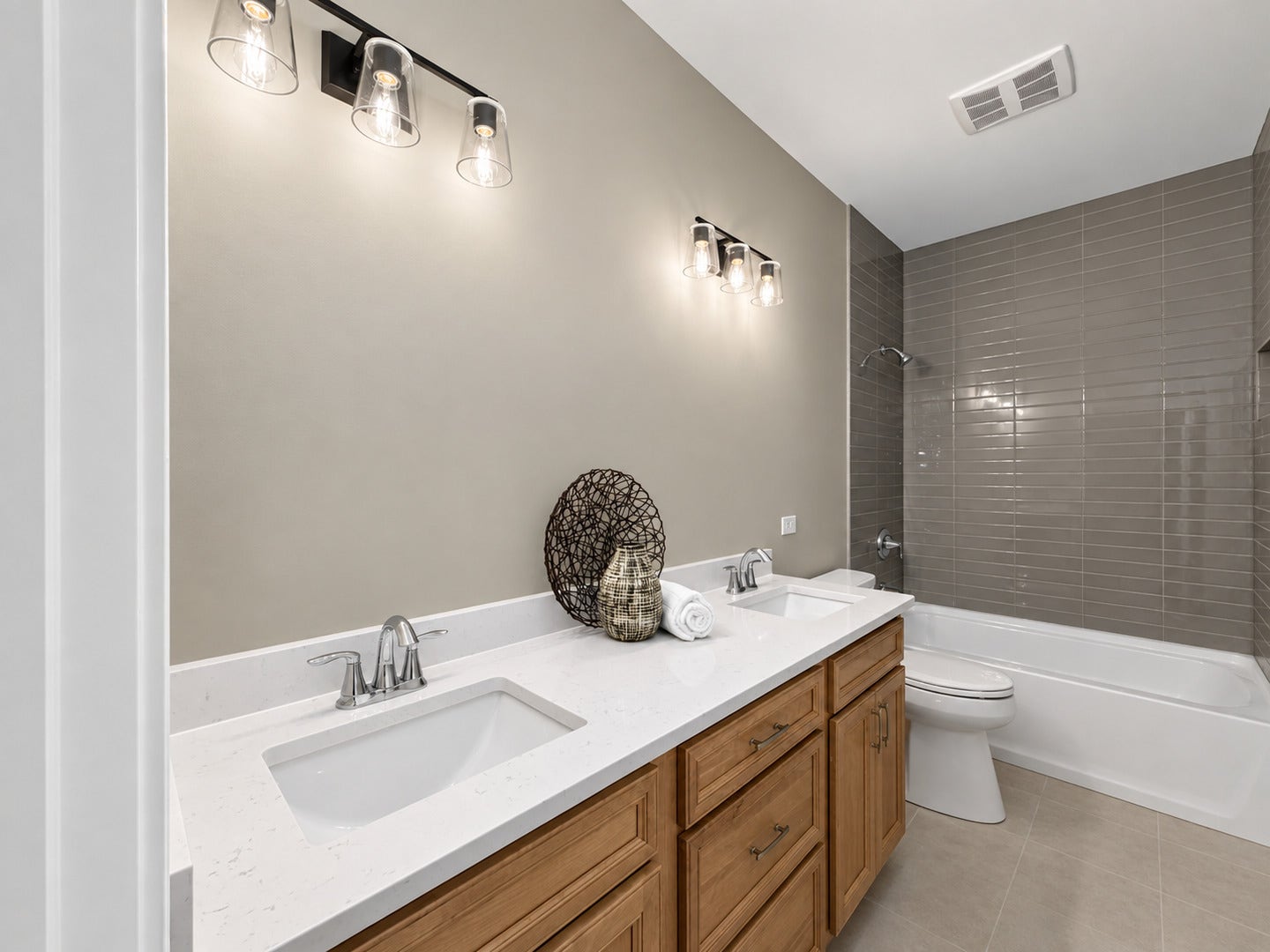 214 Burr Oak Circle, Elgin, IL 60124 214 Burr Oak Circle, Elgin, IL 60124