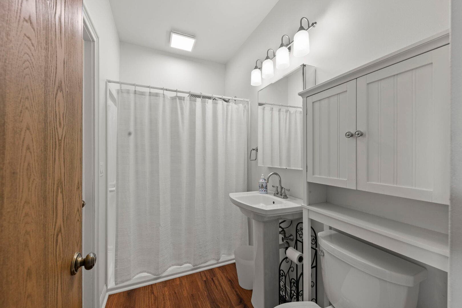 900 Chelsea Court, Aurora, IL 60504 Main level full bathroom