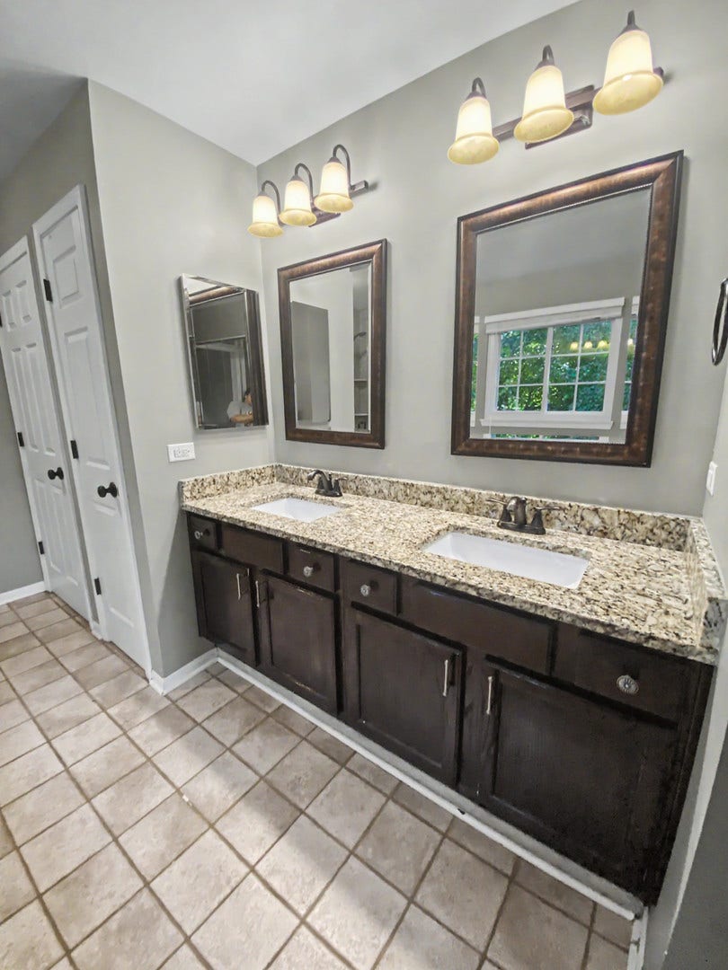 1213 Pennsbury Lane, Aurora, IL 60502 Master bath
