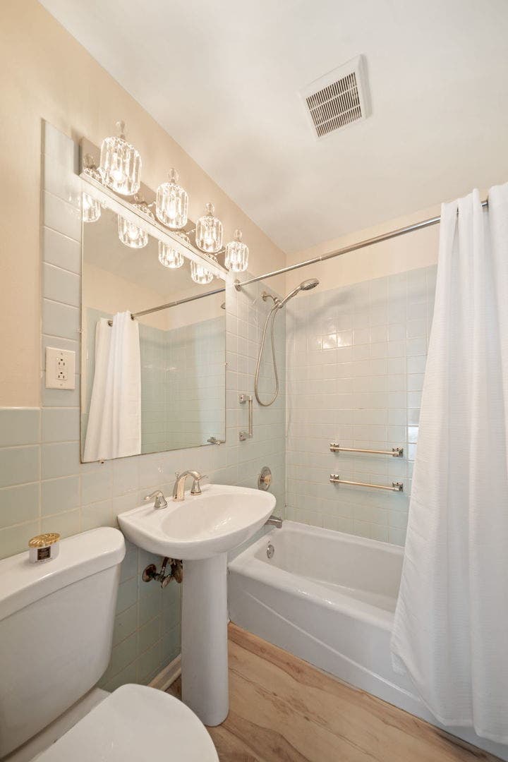 1805 Gilbert Avenue, Downers Grove, IL 60515 1805 Gilbert Avenue, Downers Grove, IL 60515
