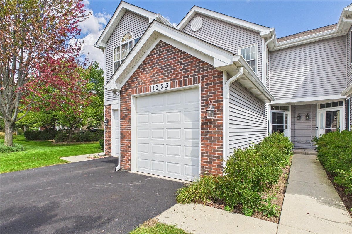 1323 Providence Circle, Elgin, IL 60120 1323 Providence Circle, Elgin, IL 60120