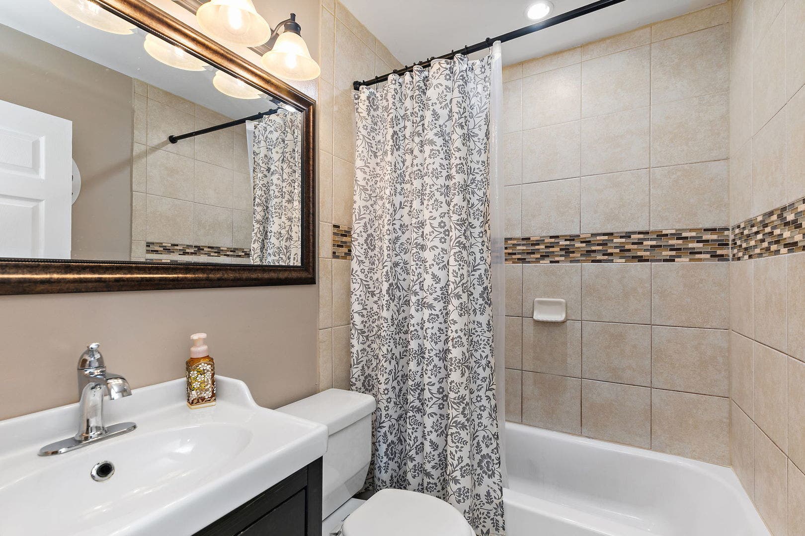 17 Joslyn Drive, Elgin, IL 60120 17 Joslyn Drive, Elgin, IL 60120
