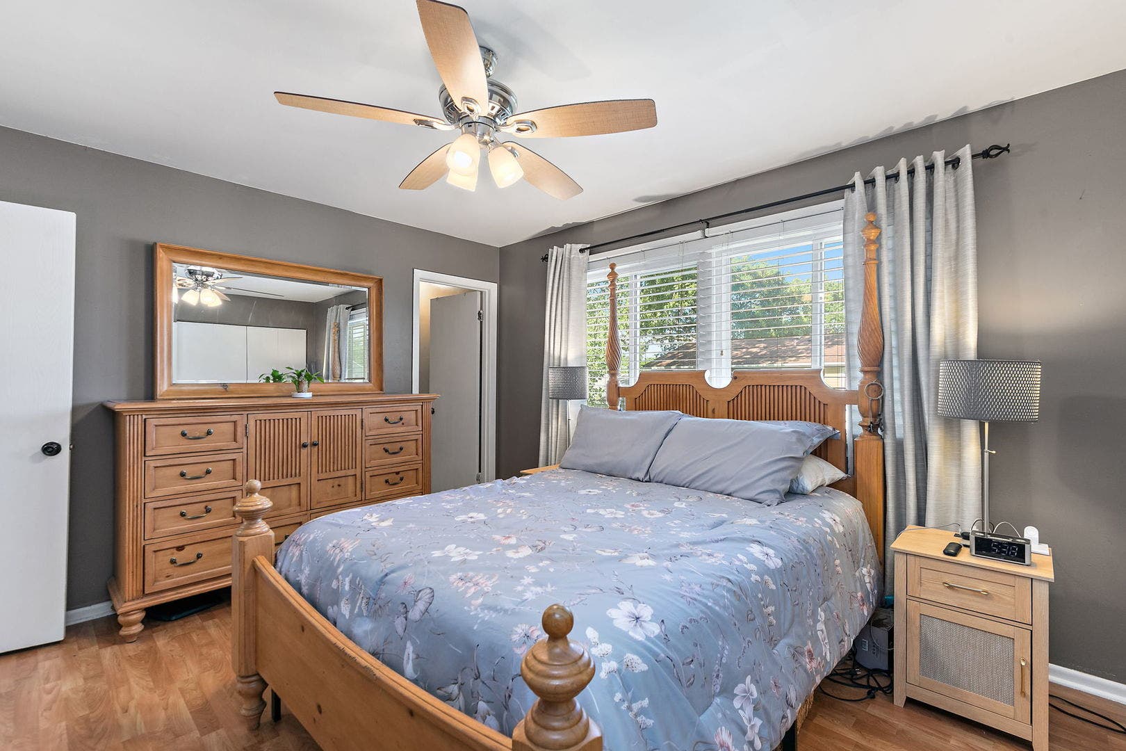 17 Joslyn Drive, Elgin, IL 60120 17 Joslyn Drive, Elgin, IL 60120