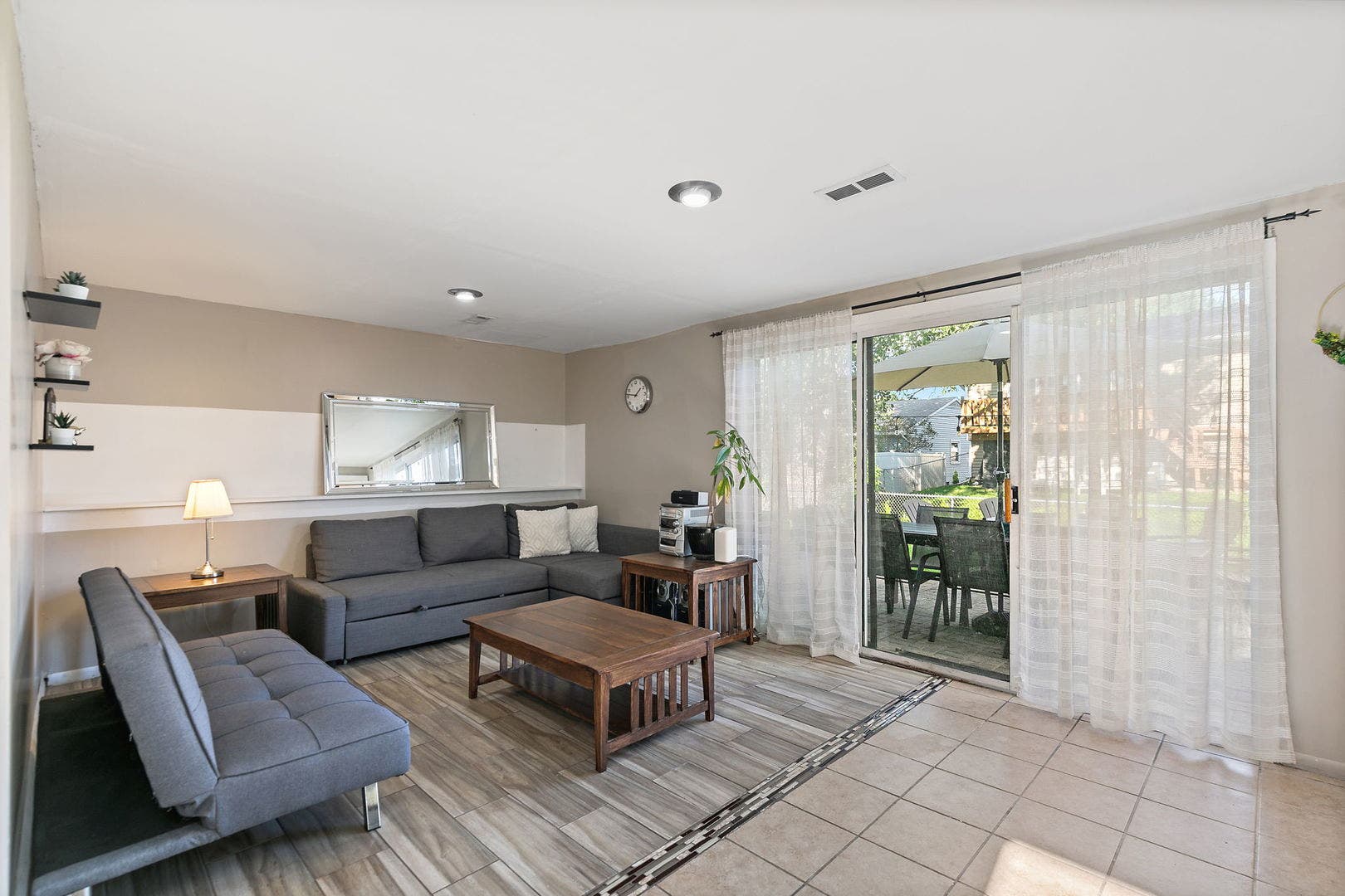 17 Joslyn Drive, Elgin, IL 60120 17 Joslyn Drive, Elgin, IL 60120