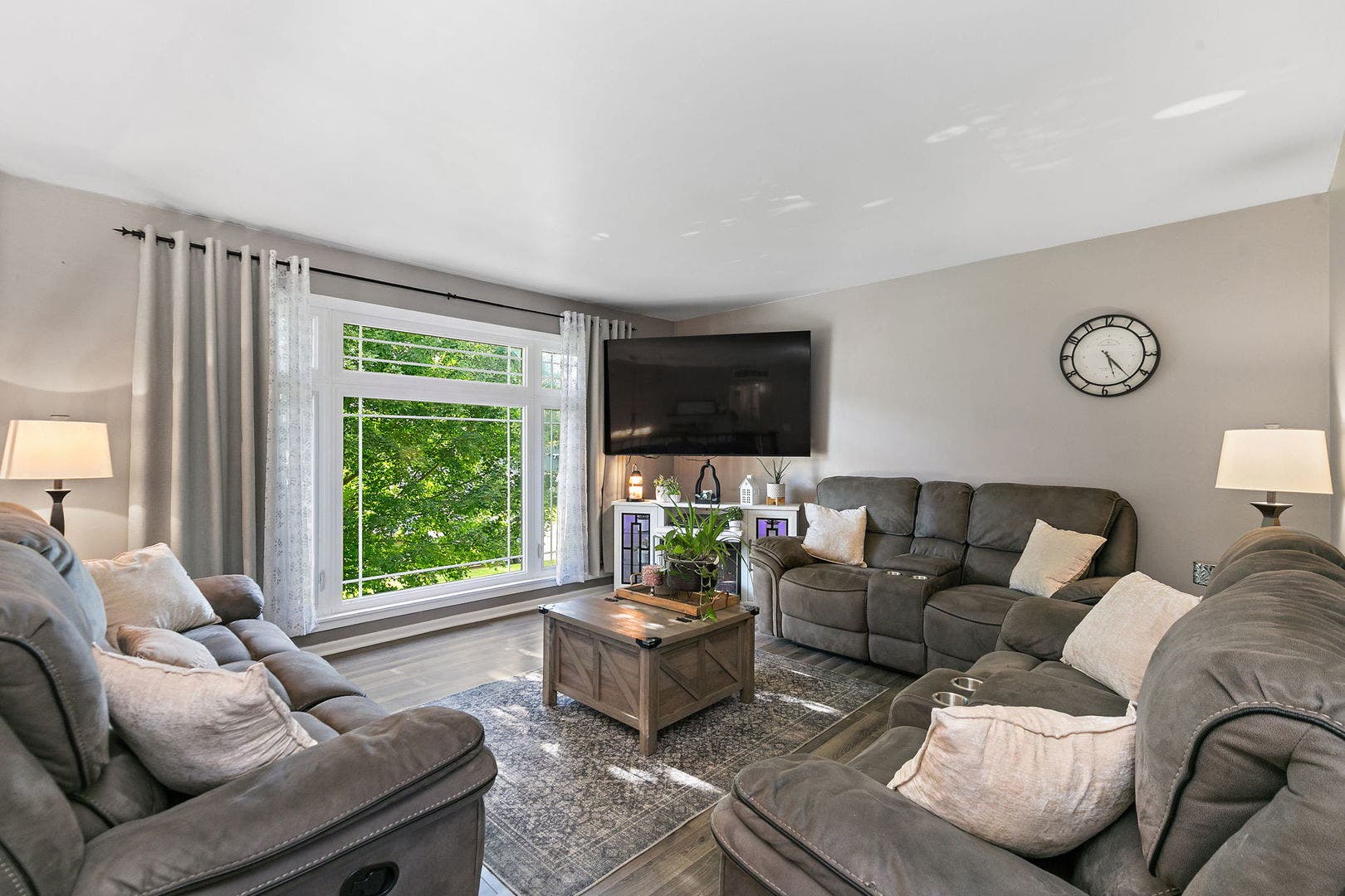 17 Joslyn Drive, Elgin, IL 60120 17 Joslyn Drive, Elgin, IL 60120