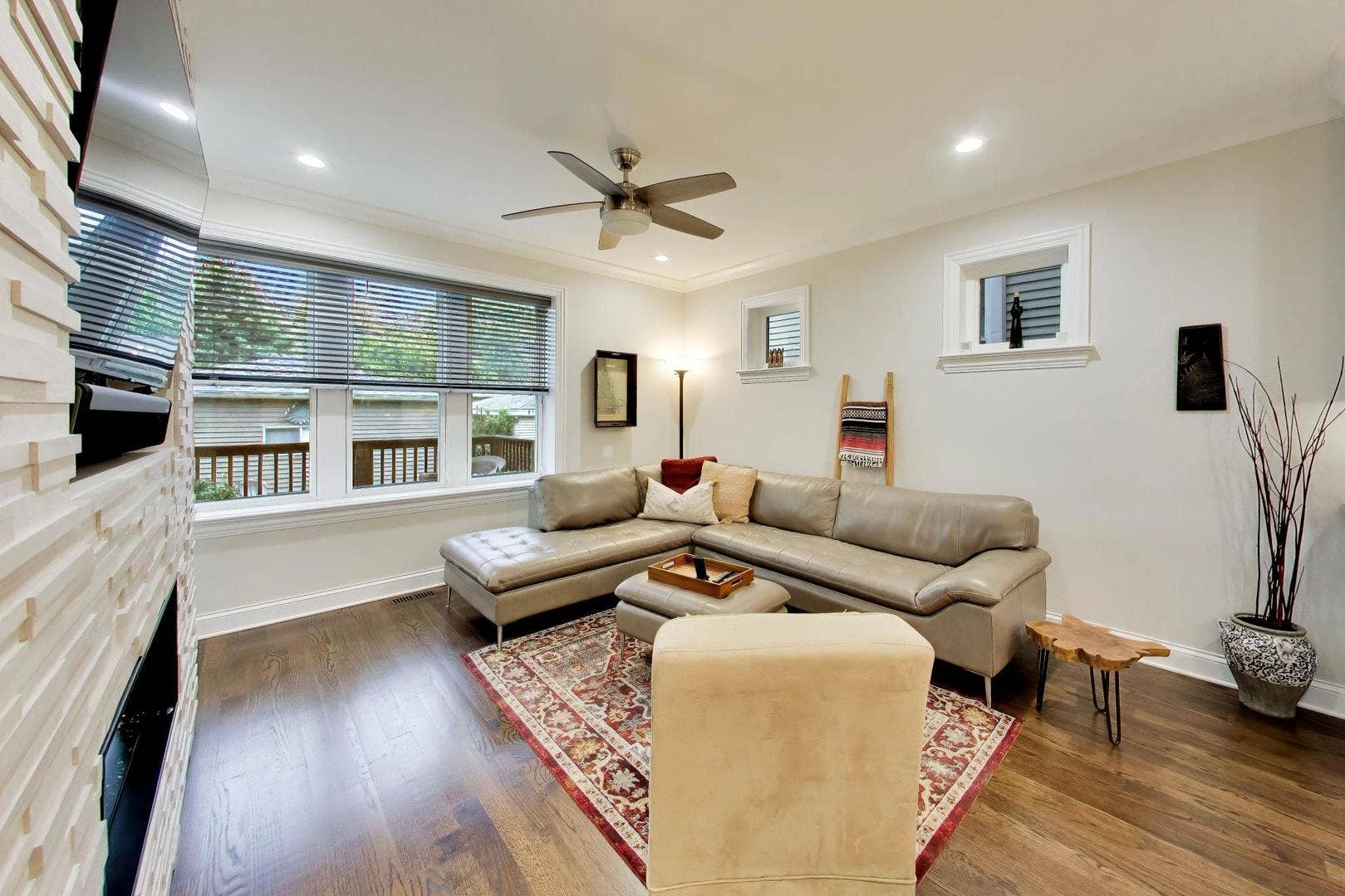 4343 N Hamlin Avenue, Chicago, IL 60618 4343 N Hamlin Avenue, Chicago, IL 60618