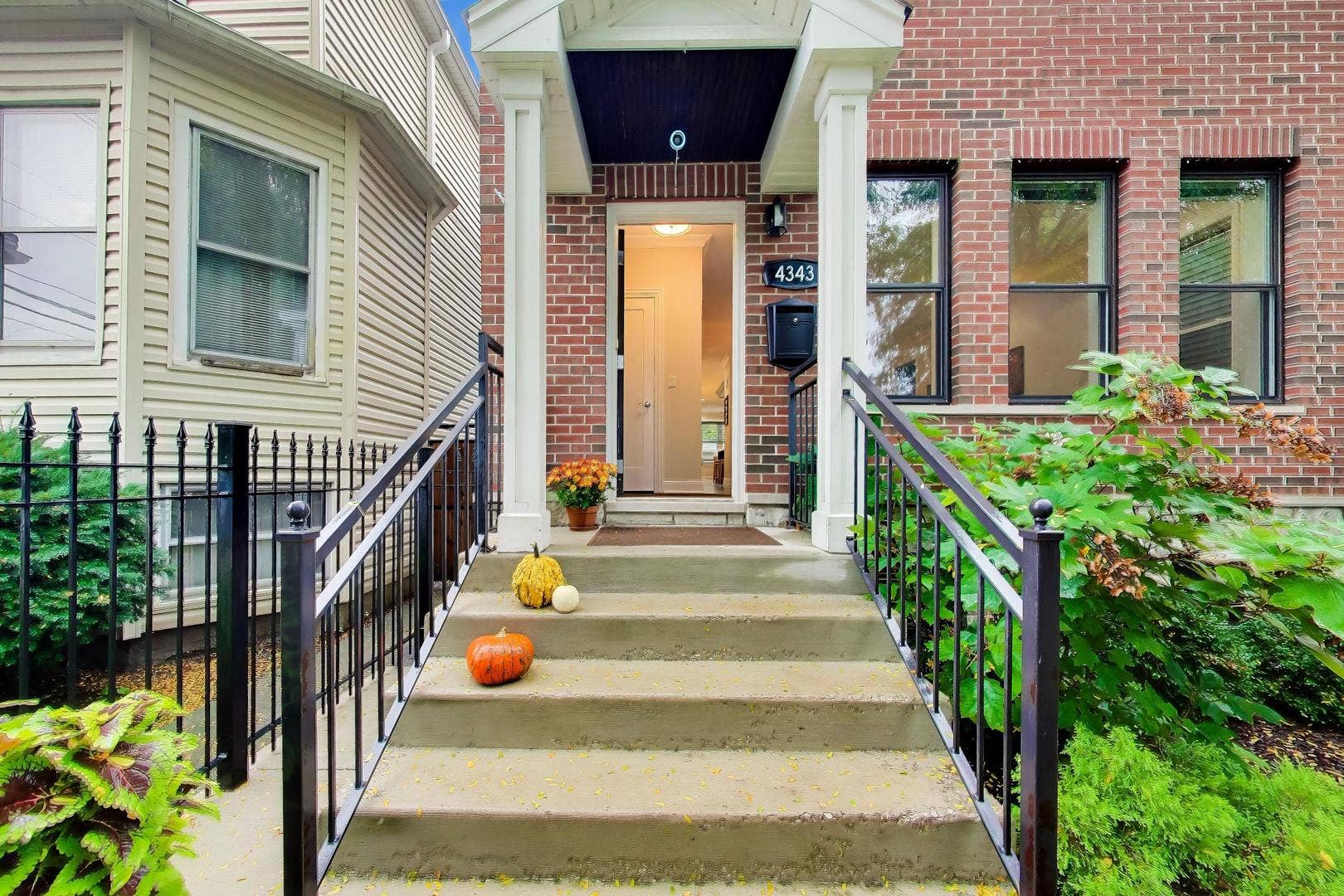 4343 N Hamlin Avenue, Chicago, IL 60618 4343 N Hamlin Avenue, Chicago, IL 60618
