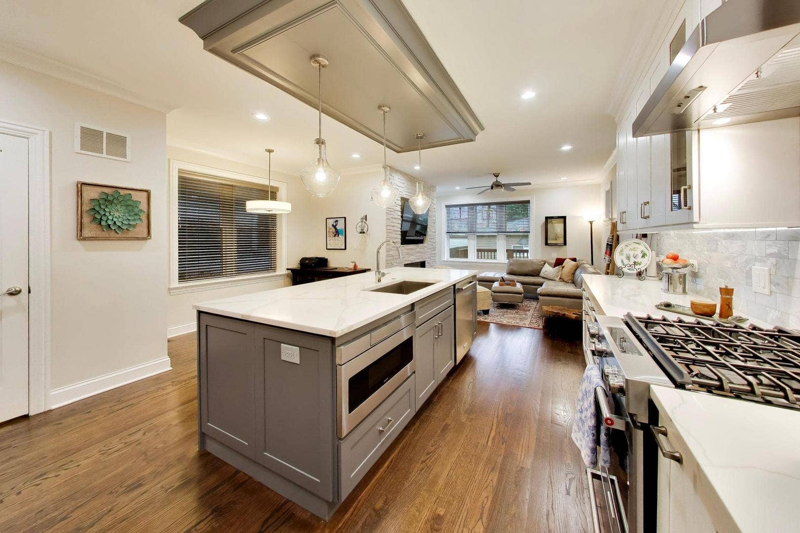 4343 N Hamlin Avenue, Chicago, IL 60618 4343 N Hamlin Avenue, Chicago, IL 60618