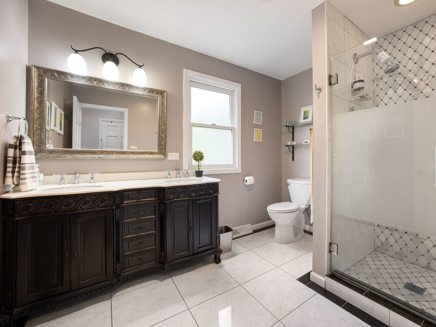 3820 Saratoga Avenue, Downers Grove, IL 60515 Primary bathroom suite