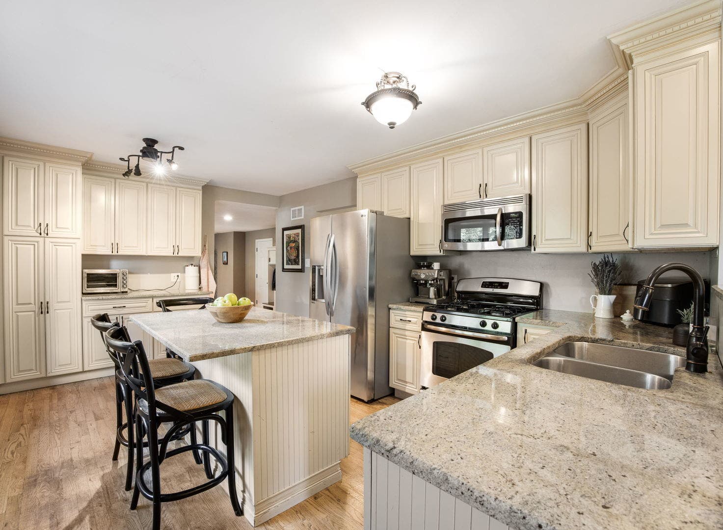 3820 Saratoga Avenue, Downers Grove, IL 60515 Kitchen full view with islane