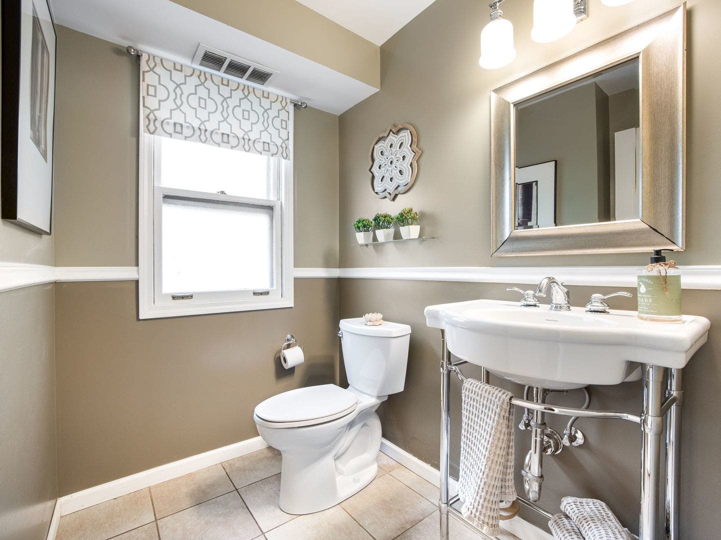 3820 Saratoga Avenue, Downers Grove, IL 60515 First floor powder room
