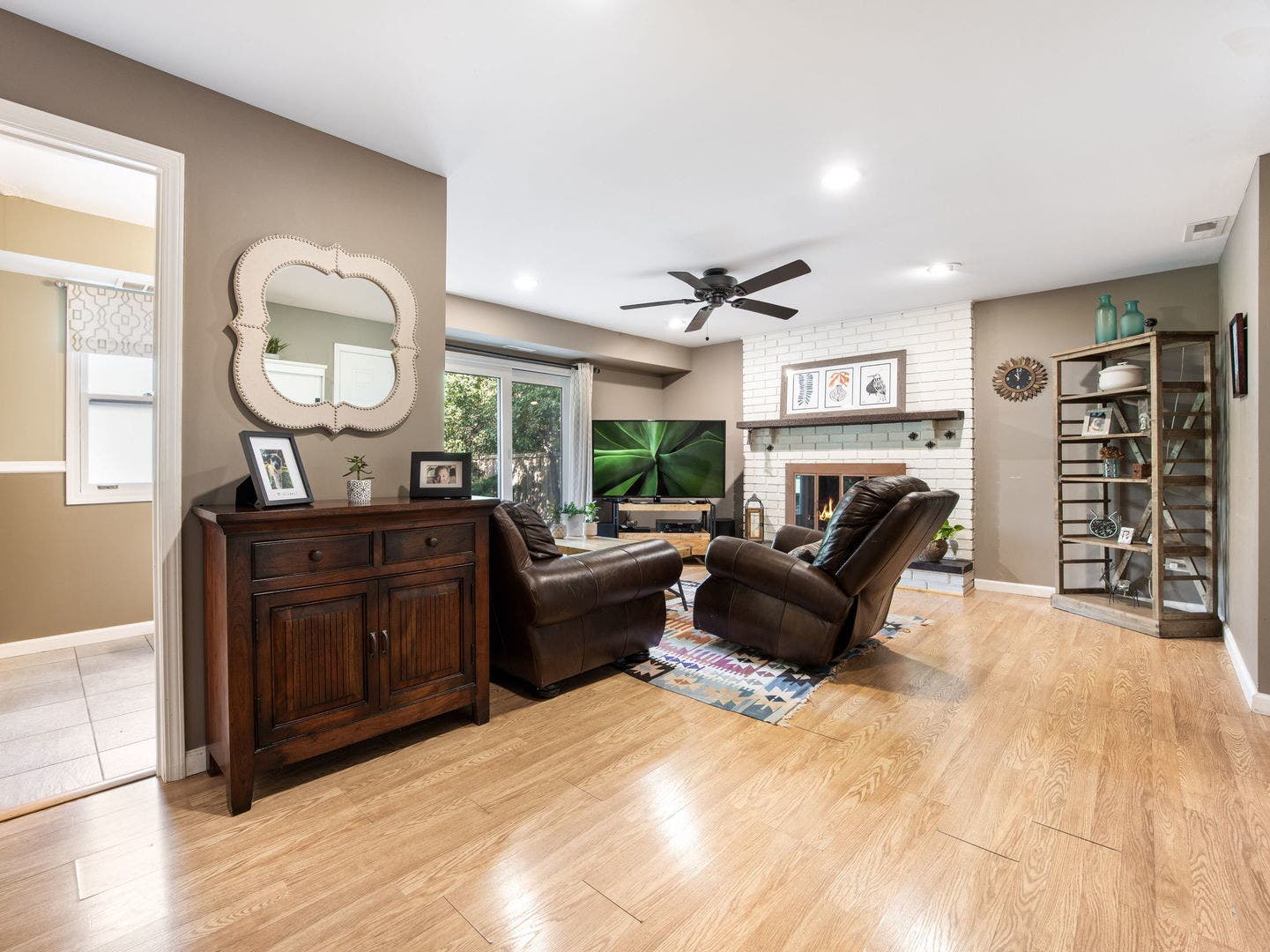 3820 Saratoga Avenue, Downers Grove, IL 60515 Step down family room/entry to powder room