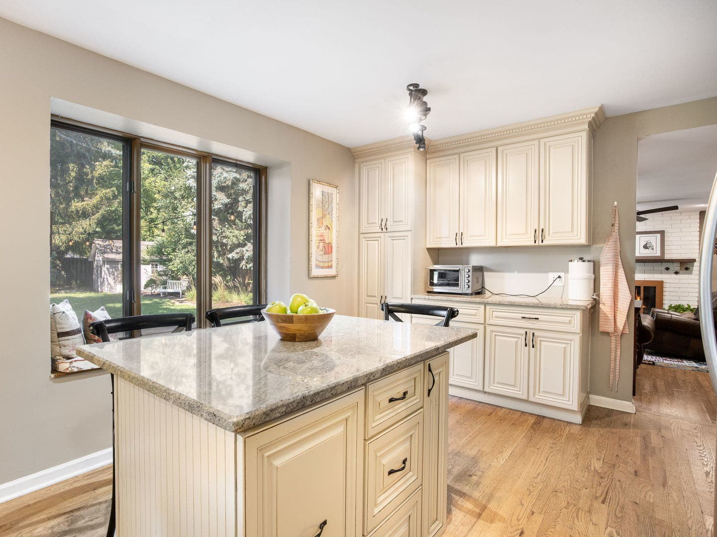 3820 Saratoga Avenue, Downers Grove, IL 60515 Kitchen island