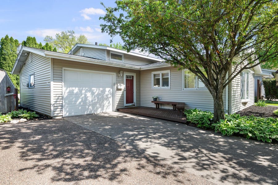 Property photo for 1511 Parklane Drive, Bettendorf, IA