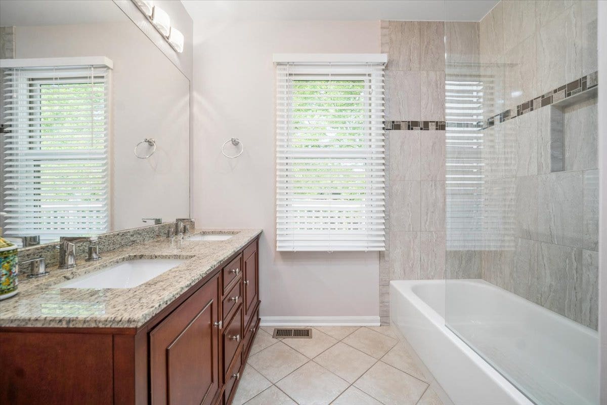 44 CHESTNUT Terrace, Buffalo Grove, IL 60089 44 CHESTNUT Terrace, Buffalo Grove, IL 60089