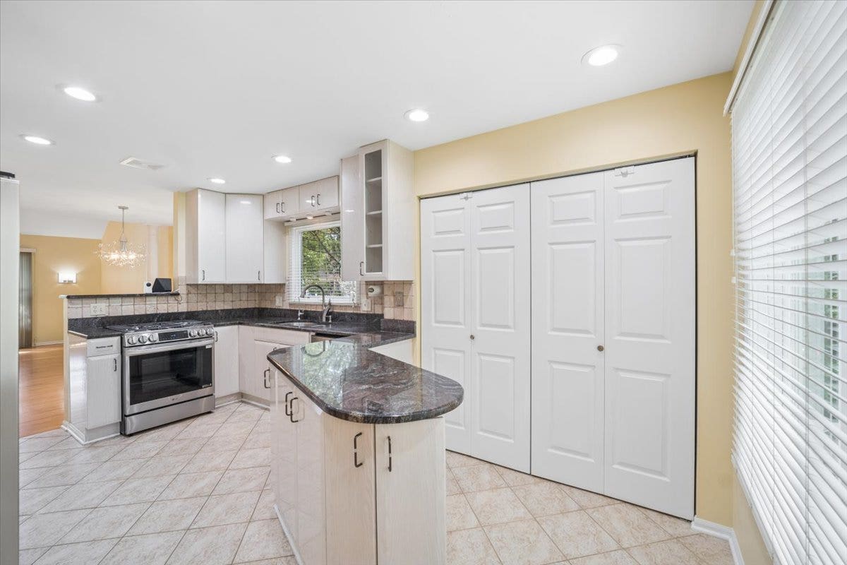 44 CHESTNUT Terrace, Buffalo Grove, IL 60089 44 CHESTNUT Terrace, Buffalo Grove, IL 60089