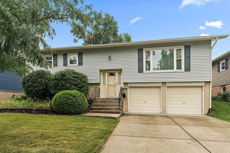 Property photo for 6141 Rob Roy Drive, Oak Forest, IL
